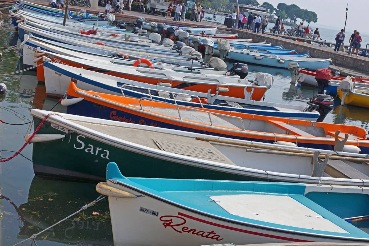 Le barche ormeggiate al porto di Bardolino