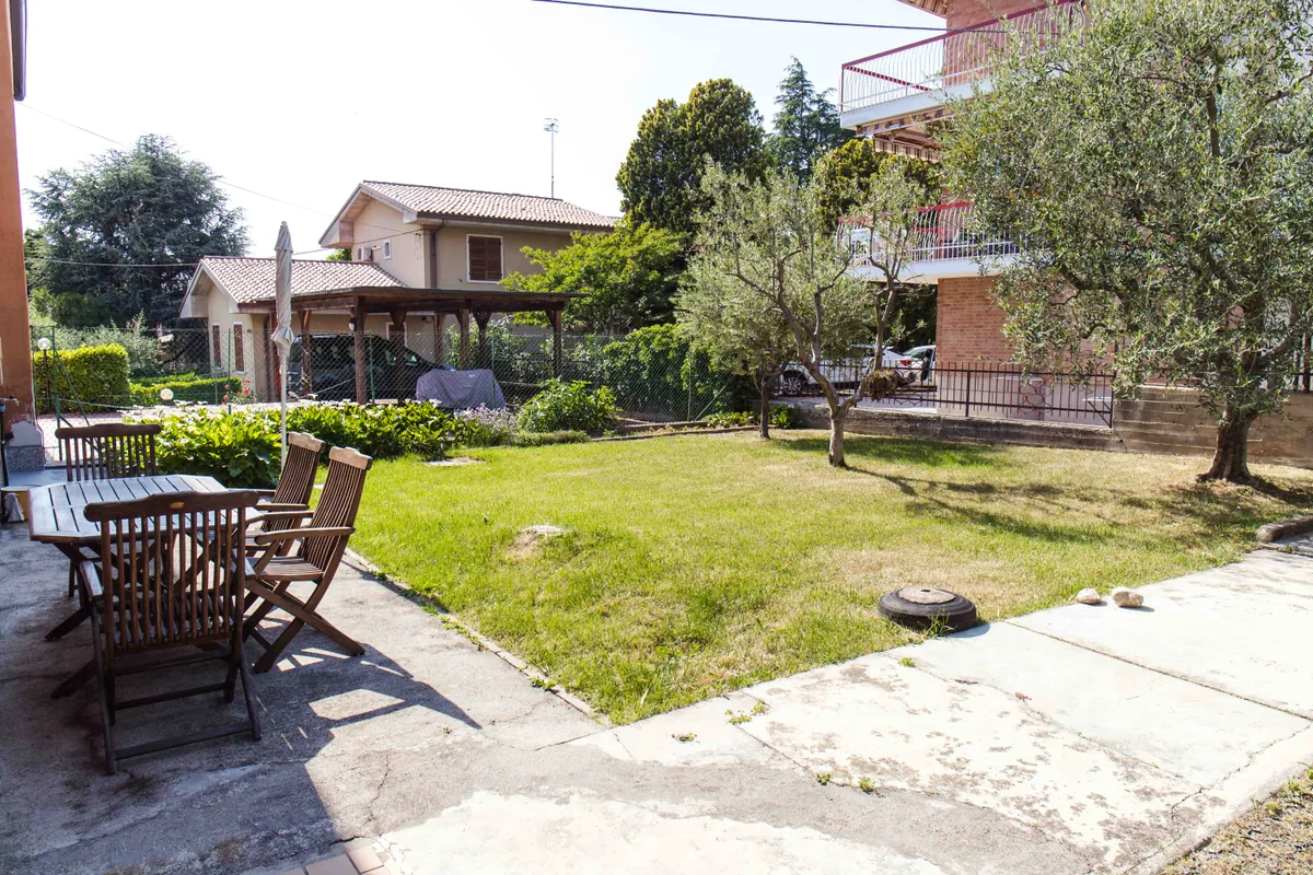 Il tavolo in giardino